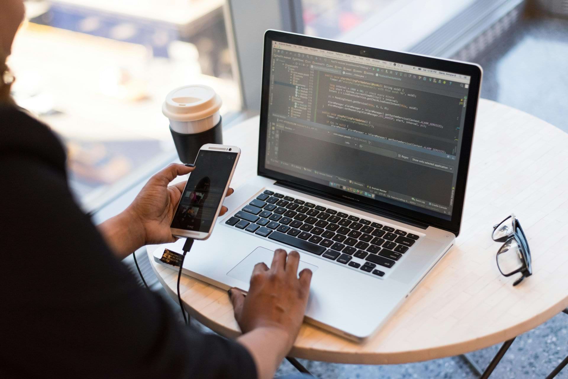 Développeuse web travaillant sur un projet de développement logiciel - Services KDevs