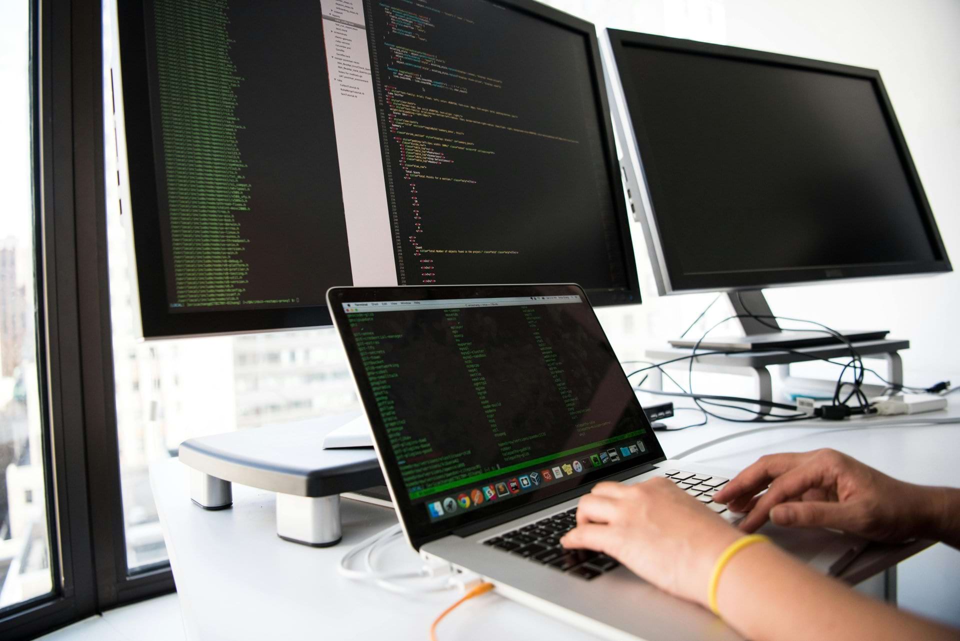 Code informatique sur écran - Développement d'applications web et mobile par KDevs