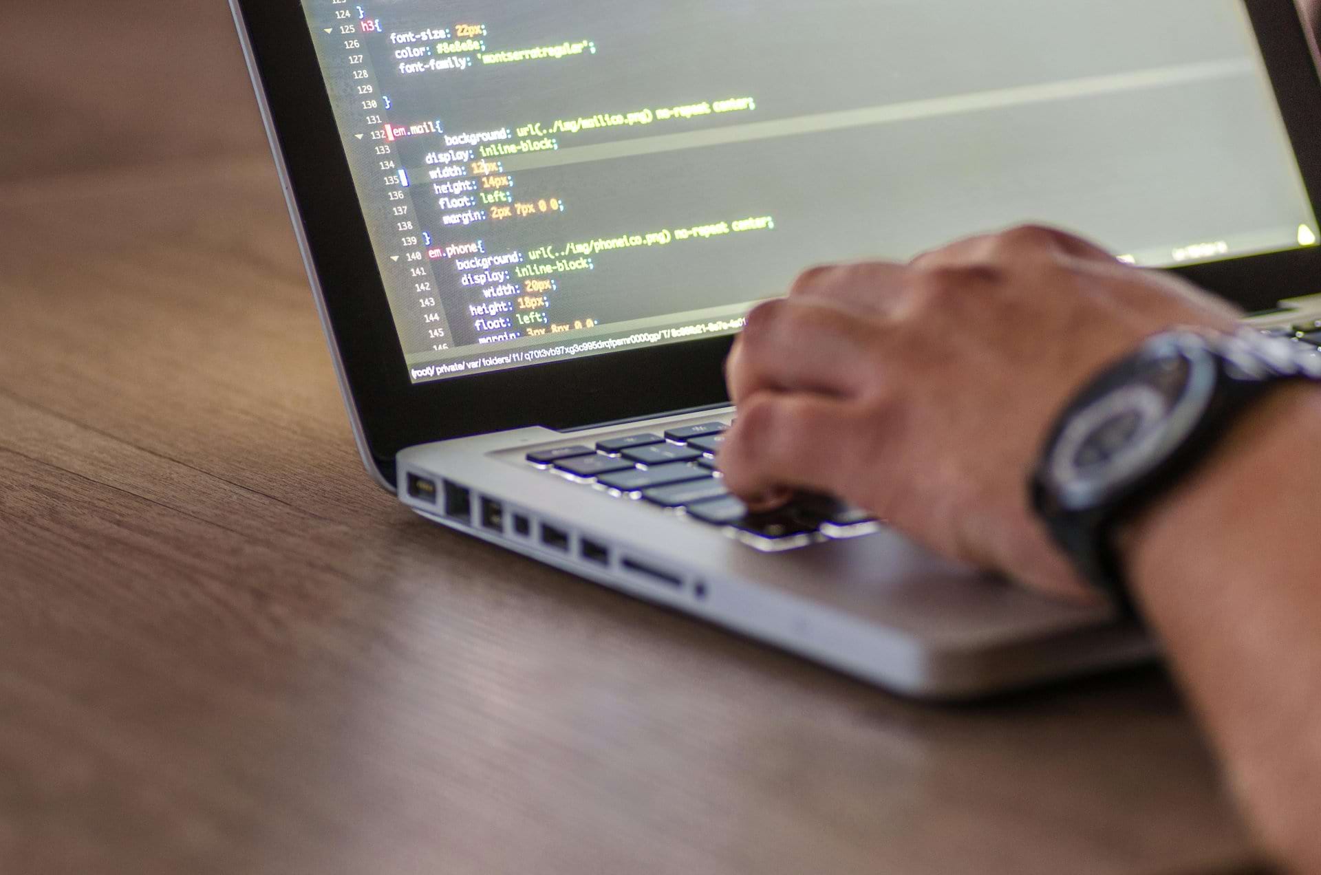 Espace de travail bureau avec ordinateur portable - Agence web KDevs Paris